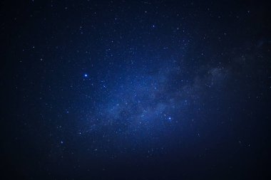 Kainatta yıldızlar ve uzay tozuyla Samanyolu Galaksisi