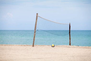 Denizde plaj voleybol sahası. 