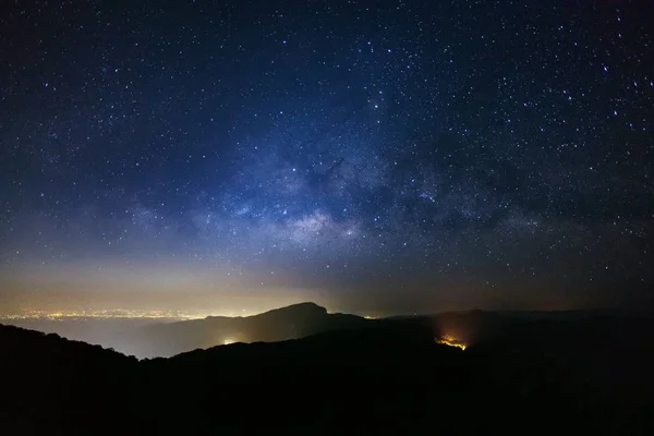 Galaxia Vía Láctea en Doi inthanon Chiang mai, Tailandia.Largas exposiciones — Foto de Stock