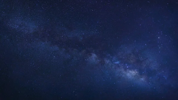 星と宇宙の塵専攻でパノラマ天の川銀河 — ストック写真