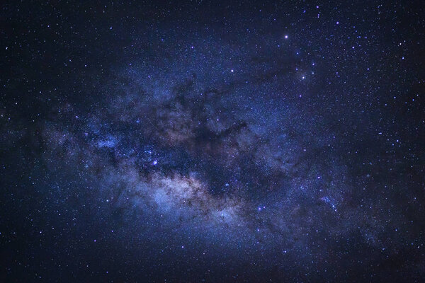 Закрытие галактики Млечного Пути со звездами и космической пылью в недрах
