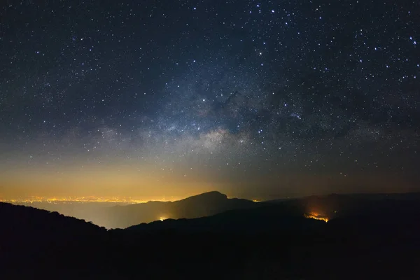 Galaxia Vía Láctea en Doi inthanon Chiang mai, Tailandia. Larga exposición — Foto de Stock