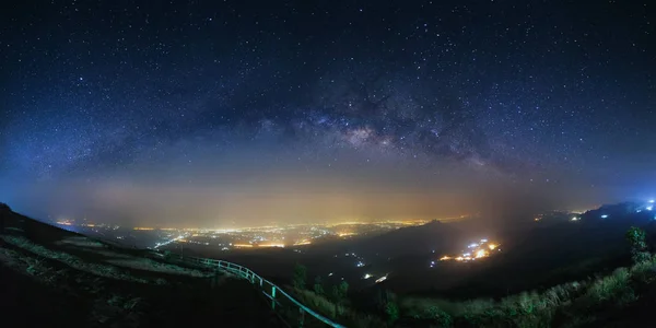Panorama Vintergatan och stadens ljus på Phutabberk Phetchabu — Stockfoto