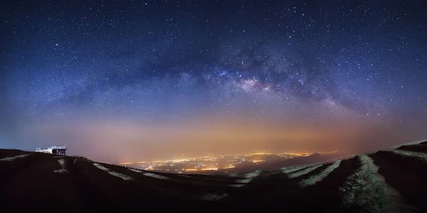 Panorama Melkweg en stad licht op Phutabberk Phetchabu — Stockfoto
