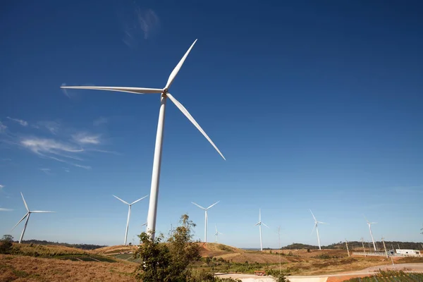 Windturbine saubere Energie, Windmühle in khao kho, phetchabun, th — Stockfoto