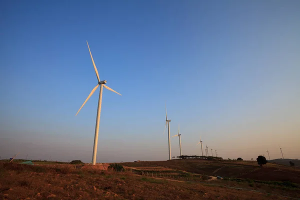 Windkraftanlage saubere Energie im Sonnenuntergang, Windmühle in khao kho, phet — Stockfoto