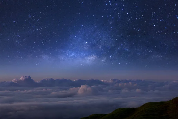 Vintergatan över dimmiga bergen i Thailand. Lång exponering — Stockfoto