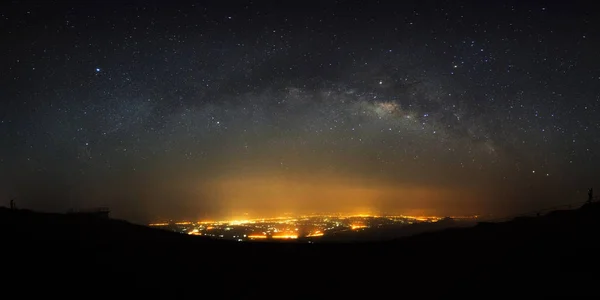 Panorama Vía Láctea galaxia y ciudad luz en Phutabberk Phetchabu — Foto de Stock