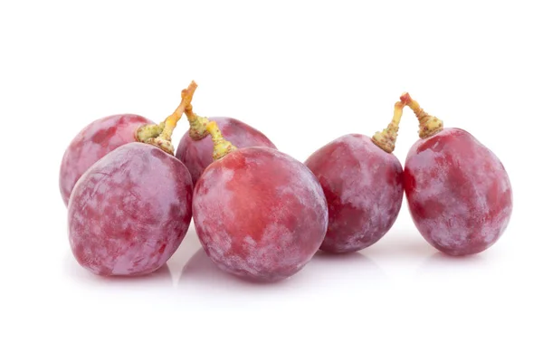 Isolado de uva vermelha sobre branco — Fotografia de Stock