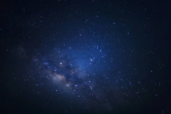 明らかに夜空の天の川 — ストック写真