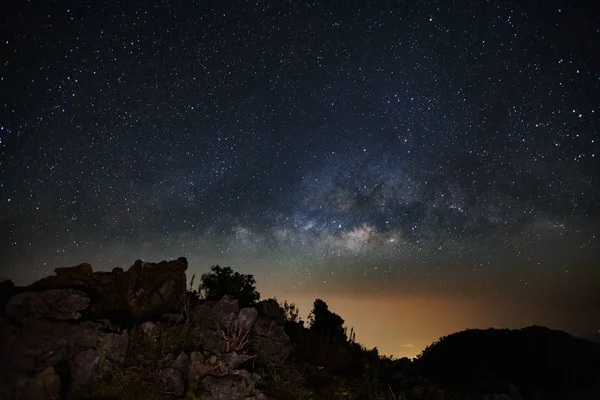 Galaxia de la Vía Láctea en la montaña Doi Luang Chiang Dao — Foto de Stock