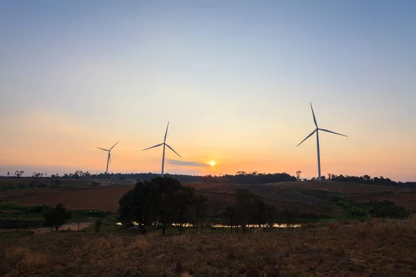 Windkraftanlage saubere Energie im Sonnenuntergang, Windmühle in khao kho, phet — Stockfoto