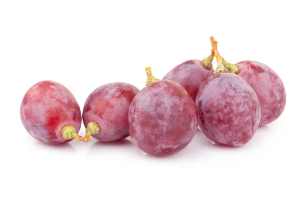 Красный виноград на белом — стоковое фото
