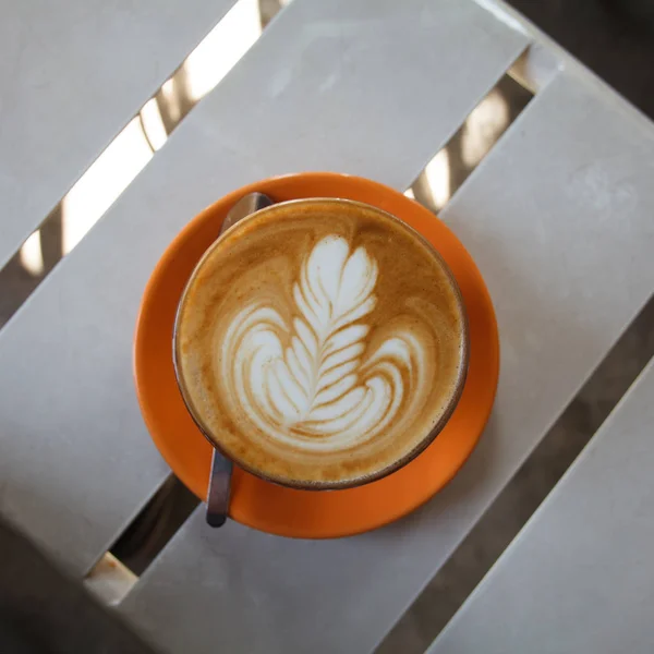 Pohled shora latte art kávy na tabulky bílé pozadí — Stock fotografie