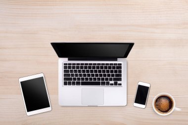 Üstten Görünüm dizüstü bilgisayar veya dizüstü bilgisayar, cep telefonu ve fincan kahve