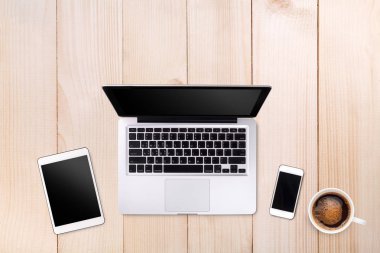 Üstten Görünüm dizüstü bilgisayar ya da dizüstü bilgisayar, cep telefonu ve fincan kahve