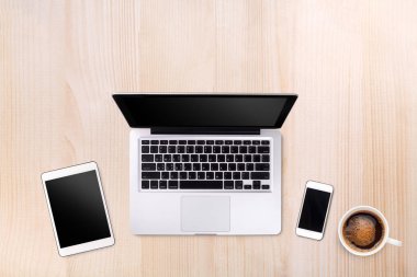 Üstten Görünüm dizüstü bilgisayar ya da dizüstü bilgisayar, cep telefonu ve fincan kahve
