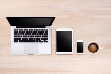 Laptop tablet smartphone ve ahşap masa arka plan üzerinde kahve