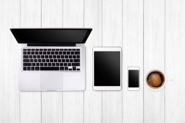 Arka plan kablosuz laptop tablet smartphone ve ahşap masa kahve