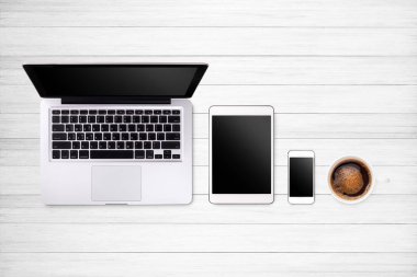 Arka plan kablosuz laptop tablet smartphone ve ahşap masa kahve