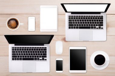 Laptop tablet smartphone gözlük camı ve ahşap masa arka plan metin alanı ile kahve 