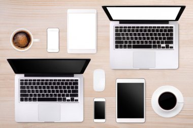 Laptop tablet smartphone gözlük camı ve ahşap masa arka plan metin alanı ile kahve 