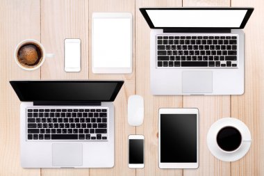 Laptop tablet smartphone gözlük camı ve ahşap masa arka plan metin alanı ile kahve 