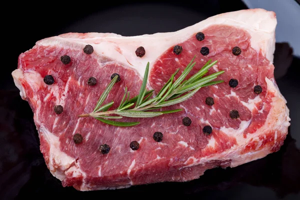 Steak d'aloyau rouge cru au romarin, poivre — Photo