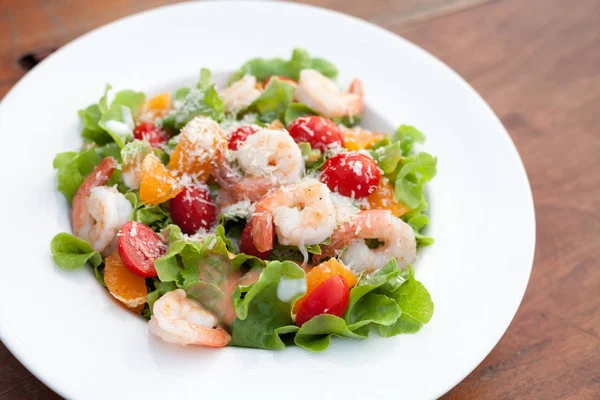 Grilled shrimp salad on wood table — Stock Photo, Image