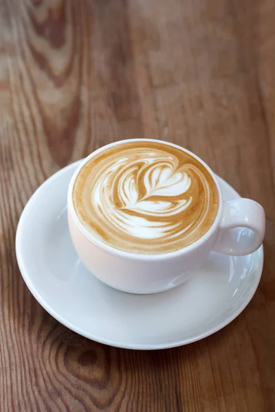 Café latte arte sobre fondo de madera — Foto de Stock