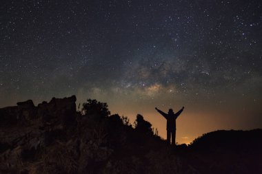 Samanyolu ve ayakta mutlu bir adam, Doi L silüeti
