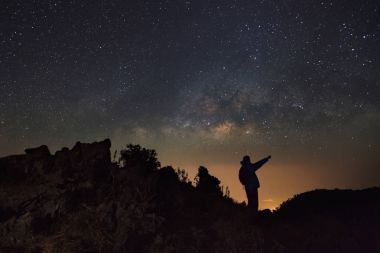 Samanyolu galaksinin bir BRI işaret yanında duran bir adam
