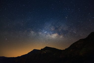 Dağ, uzun pozlama photogra üzerinde yıldız Samanyolu