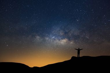 Yatay, Samanyolu, gece gökyüzünde yıldızlar ve silueti ile