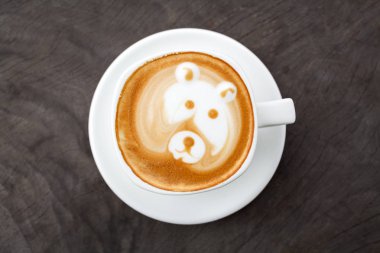 Bir fincan kahve latte sanat gibi yüz ayı
