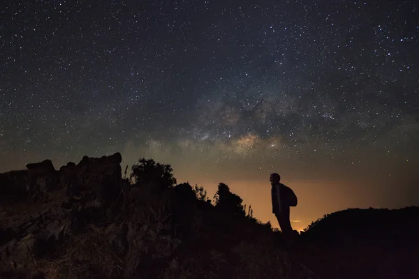 Paisaje con Vía Láctea, Cielo nocturno con estrellas y silueta de — Foto de Stock