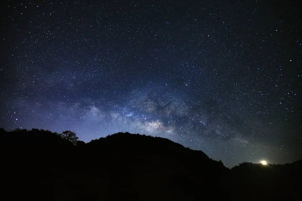 Galaxia de la Vía Láctea en la montaña Doi Luang Chiang Dao, larga exposición — Foto de Stock