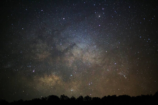 Млечный Путь с облаком и силуэтом дерева в Фу Хин Жун Кла
 