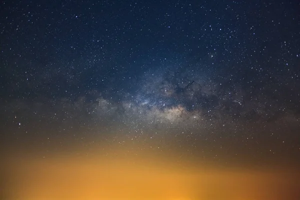 Via Láctea galáxia com estrelas e luz da cidade, fotograma de longa exposição — Fotografia de Stock