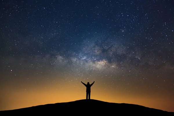 Via Láctea galáxia com estrelas e silhueta de um m feliz de pé — Fotografia de Stock