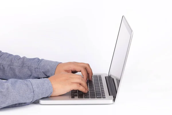 Händer att skriva på tangentbord laptop på vit bakgrund — Stockfoto