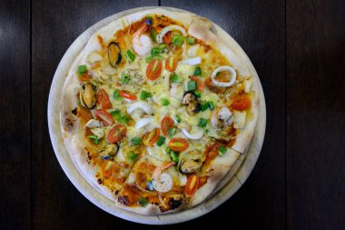 Deniz ürünleri pizza izole ahşap masa, üstten görünüm