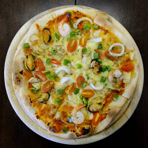 Пицца из морепродуктов изолировать на деревянном столе, вид сверху — стоковое фото