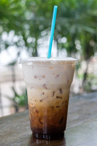 Eiskaffee Latte in Tasse zum Mitnehmen auf Natur Bokeh — Stockfoto