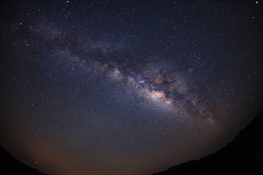 Kainatta yıldızlar ve uzay tozuyla Samanyolu Galaksisi