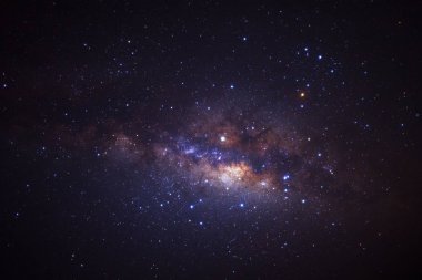 Kainatta yıldızlar ve uzay tozuyla Samanyolu Galaksisi