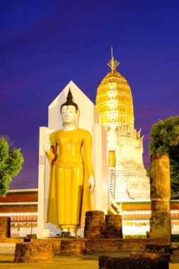 Manzara günbatımında Wat Phar Sri Rattana Mahathat tapınak ya da Wat Yai, Phitsanulok Tayland