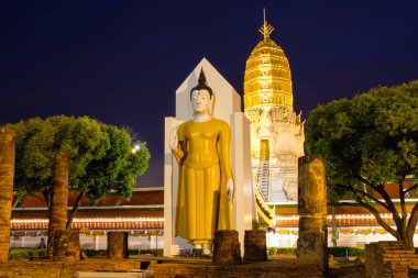 Manzara günbatımında Wat Phar Sri Rattana Mahathat tapınak ya da Wat Yai, Phitsanulok Tayland