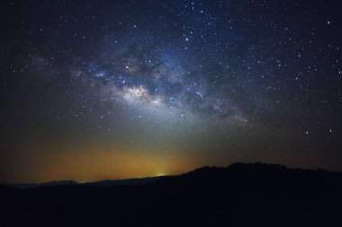 Kainatta yıldızlar ve uzay tozuyla Samanyolu Galaksisi