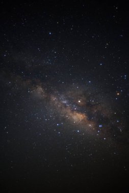 Kainatta yıldızlar ve uzay tozuyla Samanyolu Galaksisi